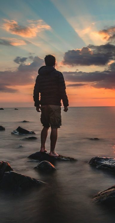 Human being in front of the horizon